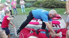 Městská policie Otrokovice v Mateřské školce na ul. Hlavní ukázka transportu zraněného