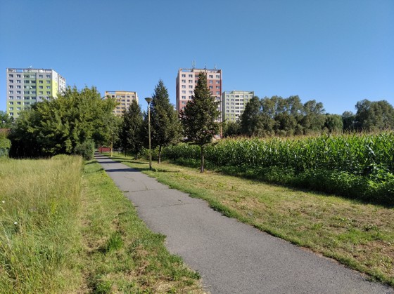 2) Cyklistické propojení čtvrti Kvítkovice se sídlištěm Trávníky